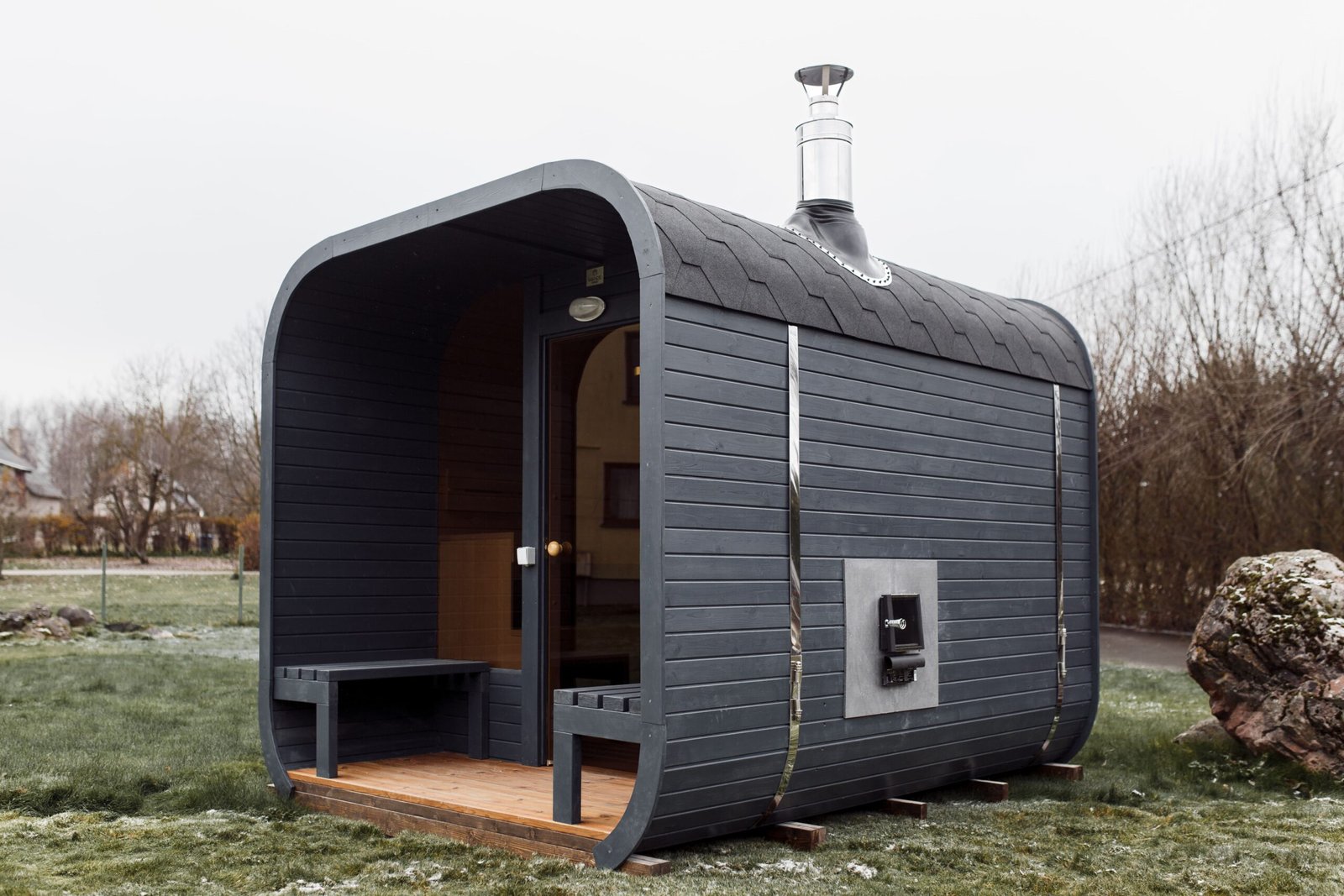 3M CUBE pirtis su terasÄ—le bei panoraminiu langu priekyje- 3M CUBE sauna with a terrace