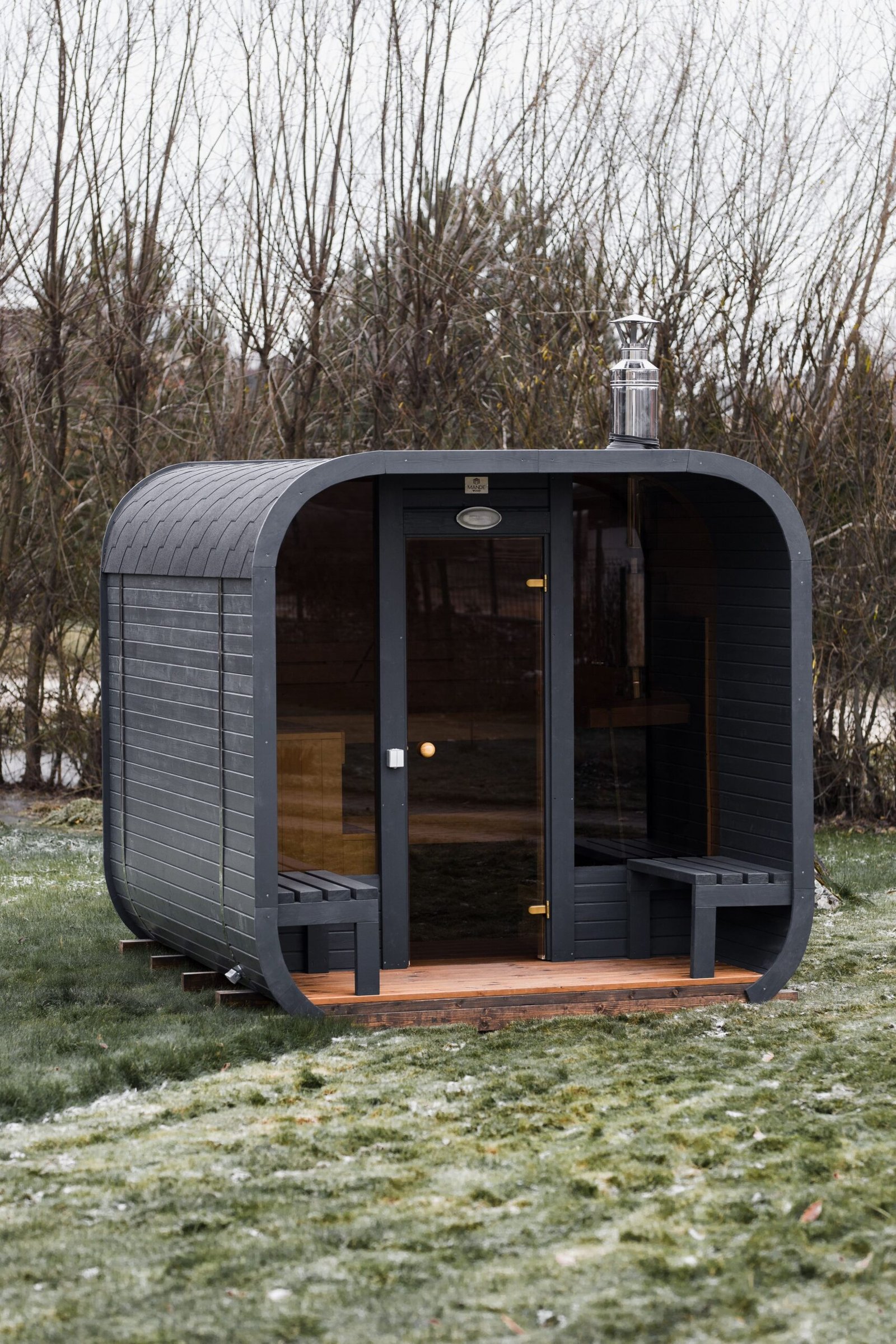 3M CUBE pirtis su terasÄ—le bei panoraminiu langu priekyje 3M CUBE sauna with a terrace