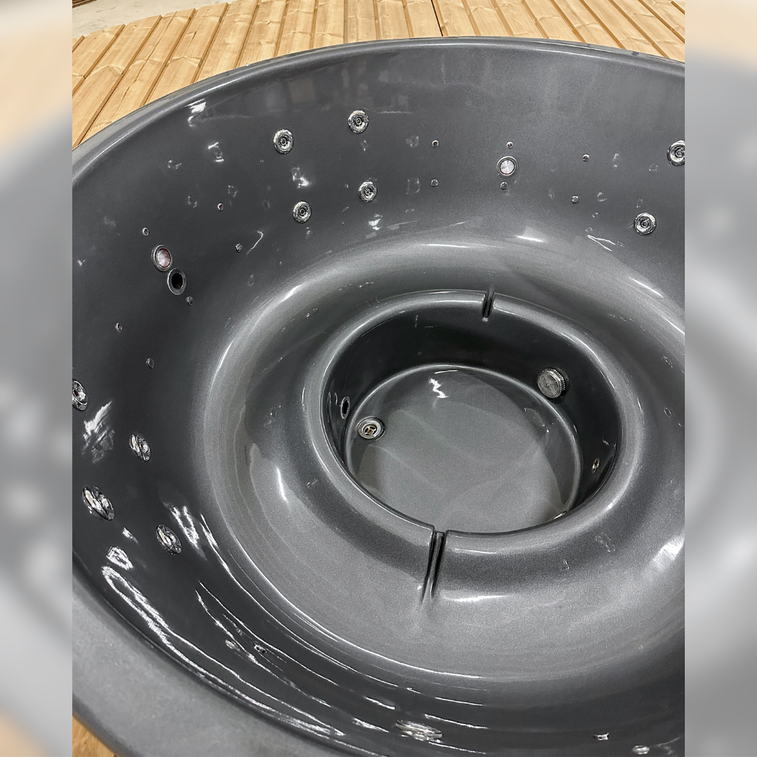 Hot tub with an integrated oven in the stairs/terrace - Spruce wood